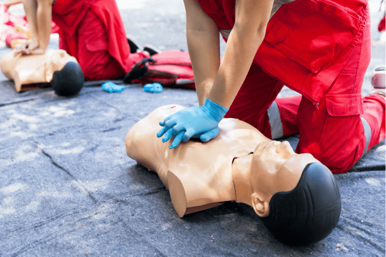 Mise en situation pratique avec mannequin de réanimation